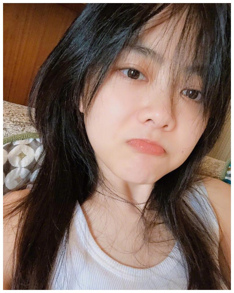 美女影视明星谭松韵清晨起床自拍美照