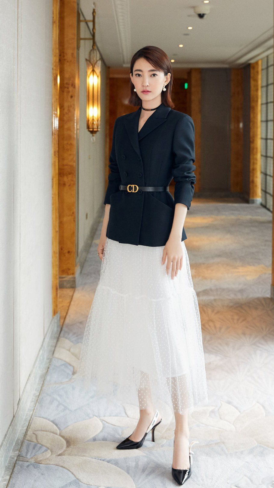 素颜女神王丽坤西装配纱裙这么有反差