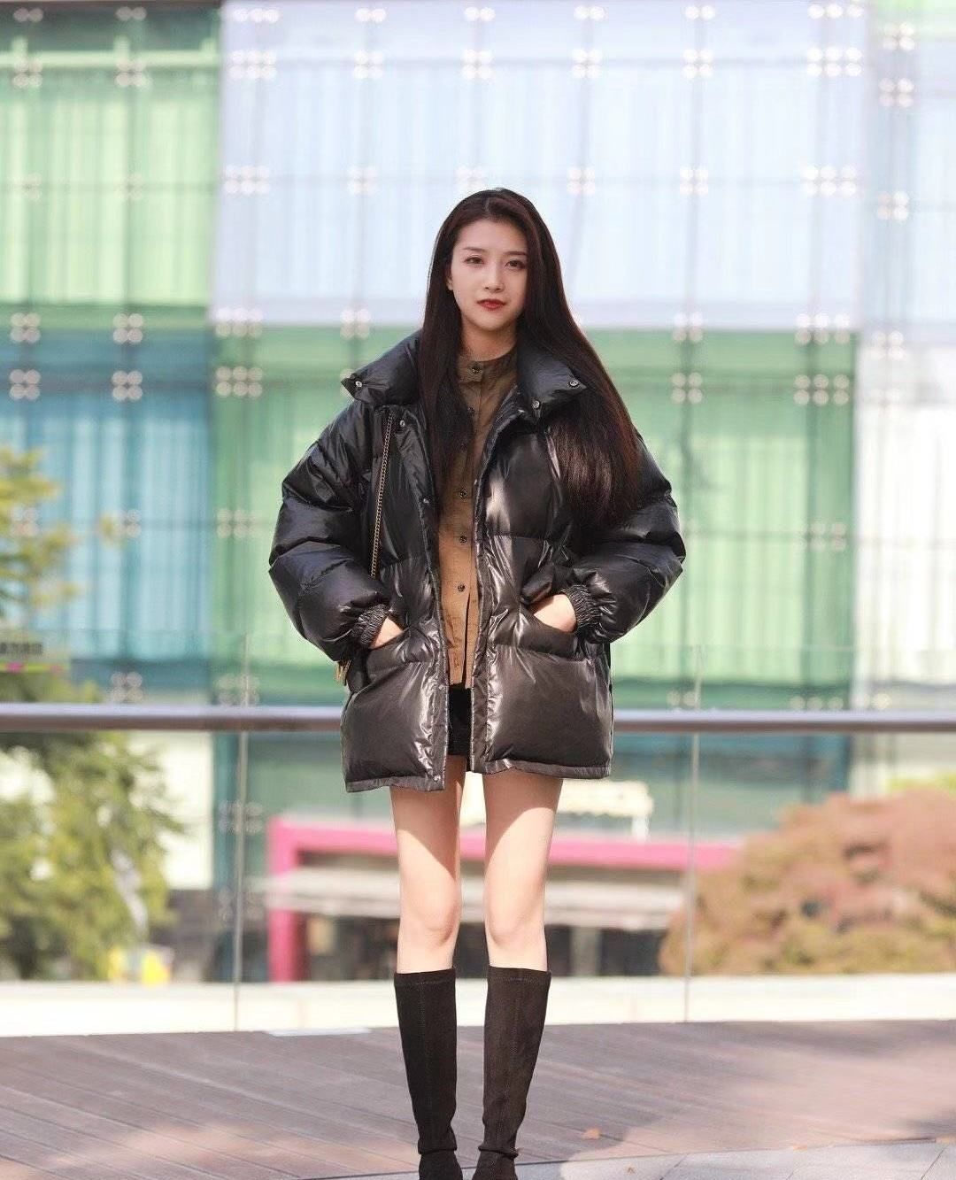 街拍:小姐姐黑色羽绒服搭配同色长靴,身材苗条长腿吸睛_高清图集_新浪