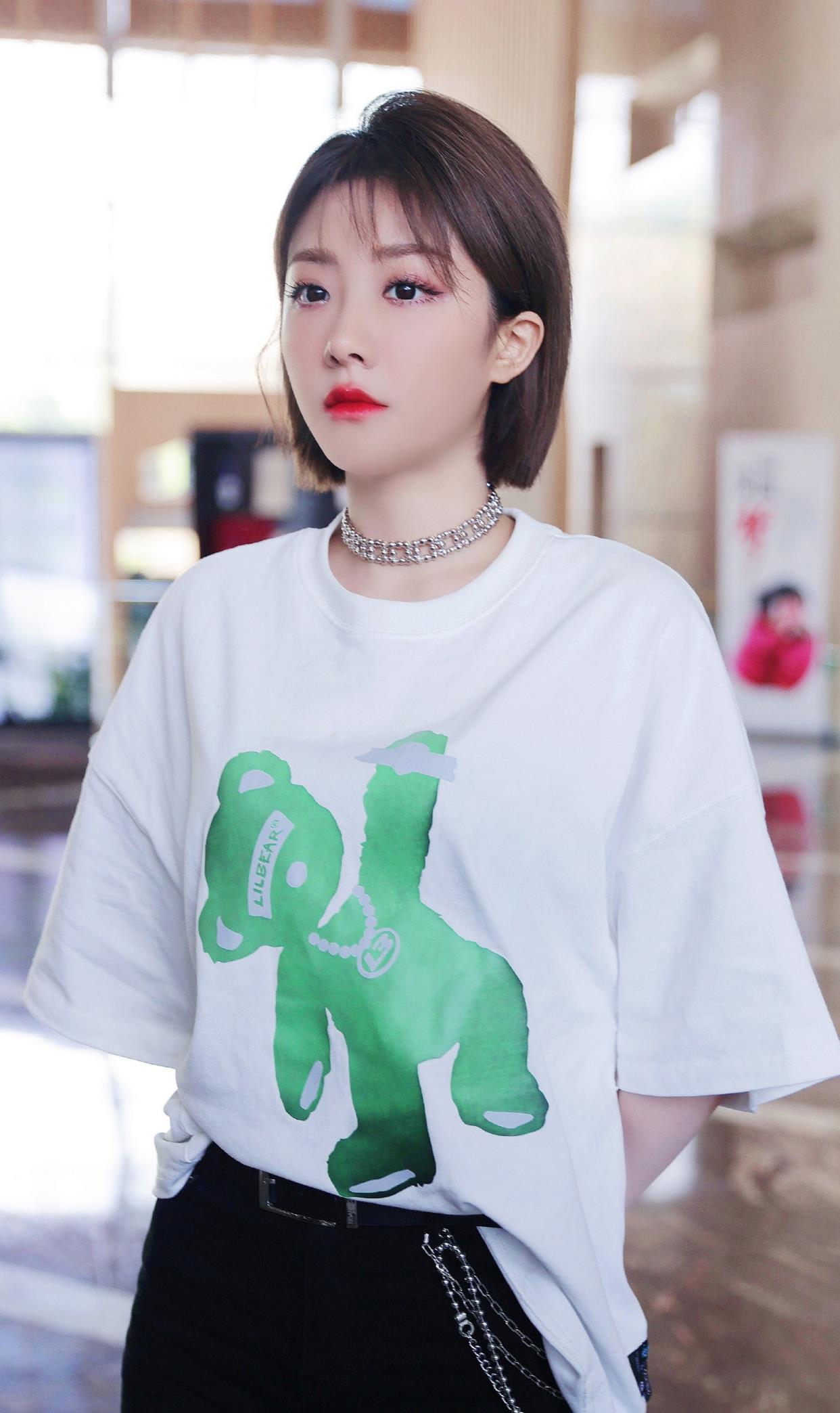 长腿女神喻言,白t恤 牛仔裤简约又利落,短发刘海造型又甜又美_高清