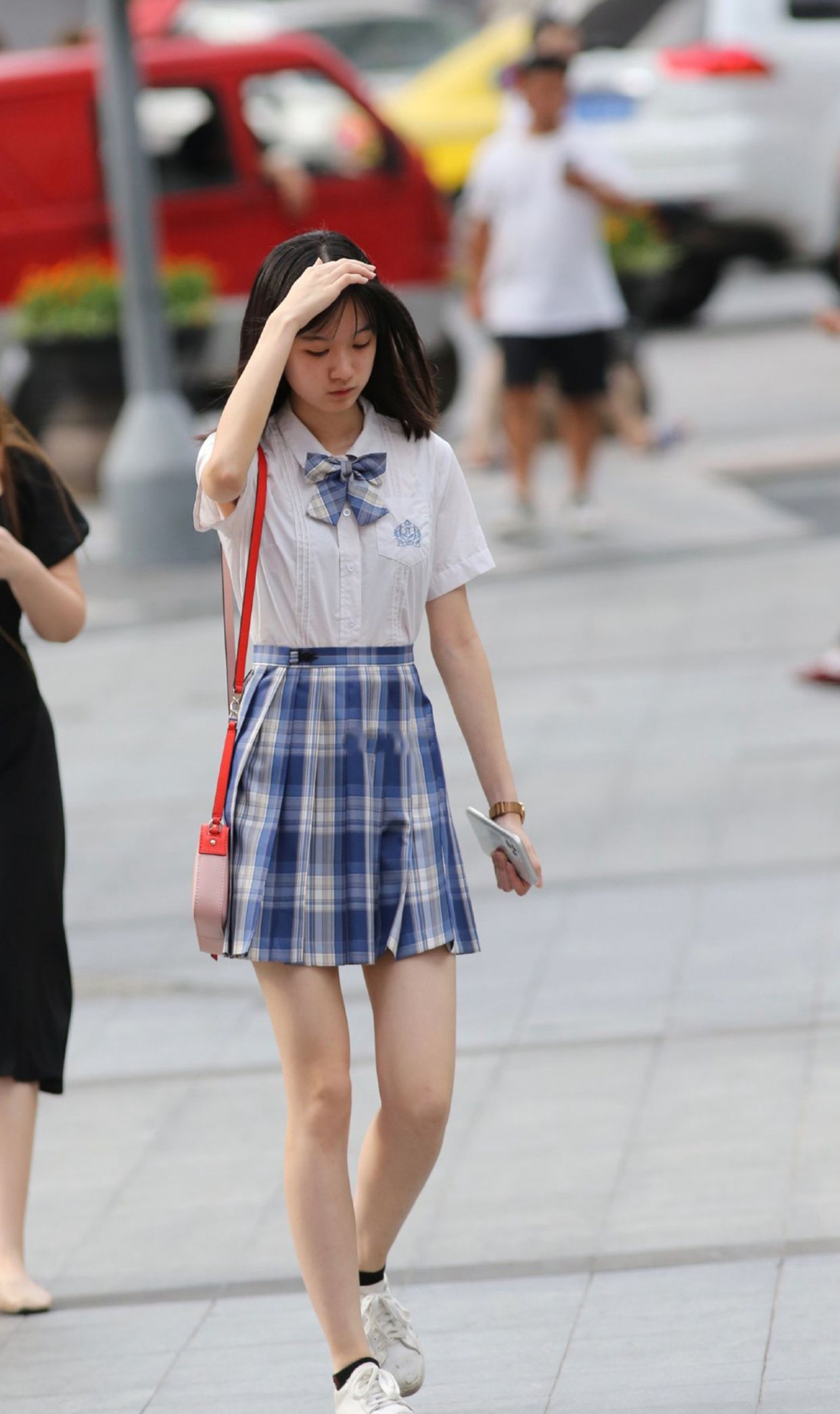 别盲目追求打底裤,腿细女孩告别打底裤也能很有气质