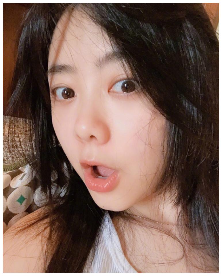 美女影视明星谭松韵清晨起床自拍美照