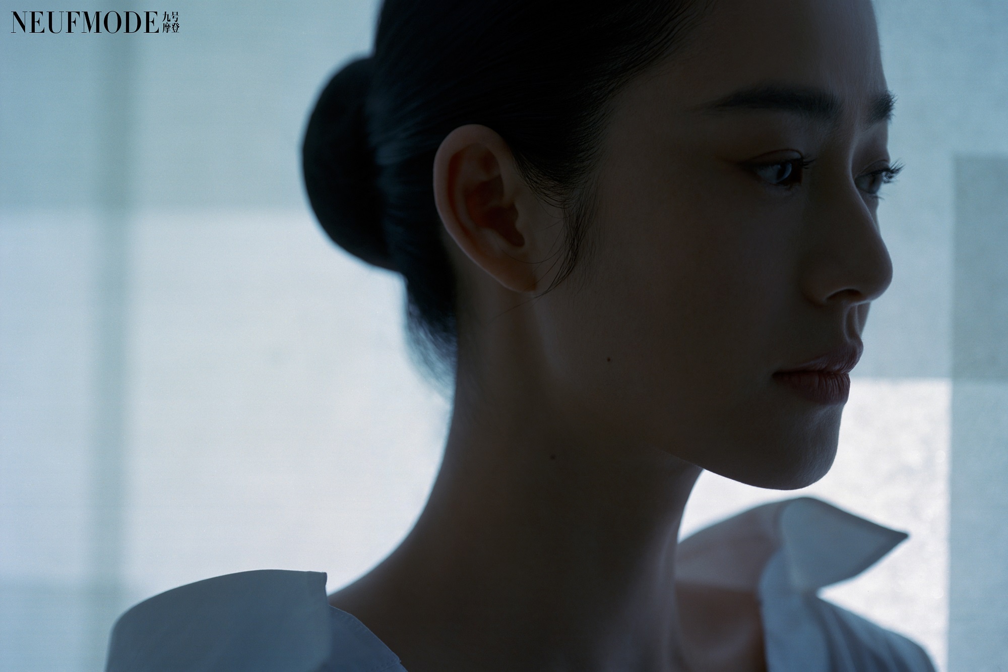 时隔两年周韵再次登上时尚杂志封面,绝美侧颜和独特气韵直击人心