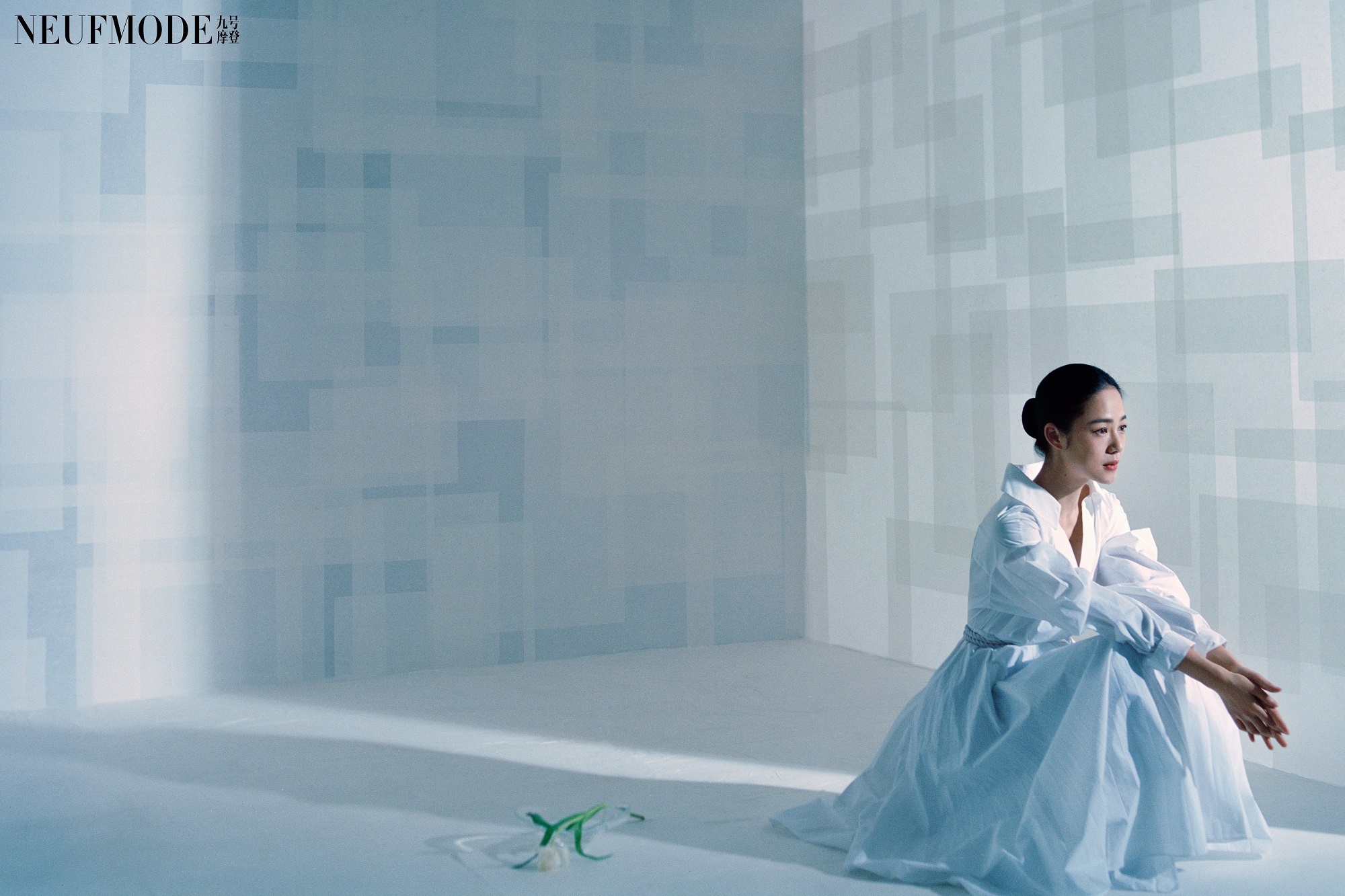时隔两年周韵再次登上时尚杂志封面,绝美侧颜和独特气韵直击人心