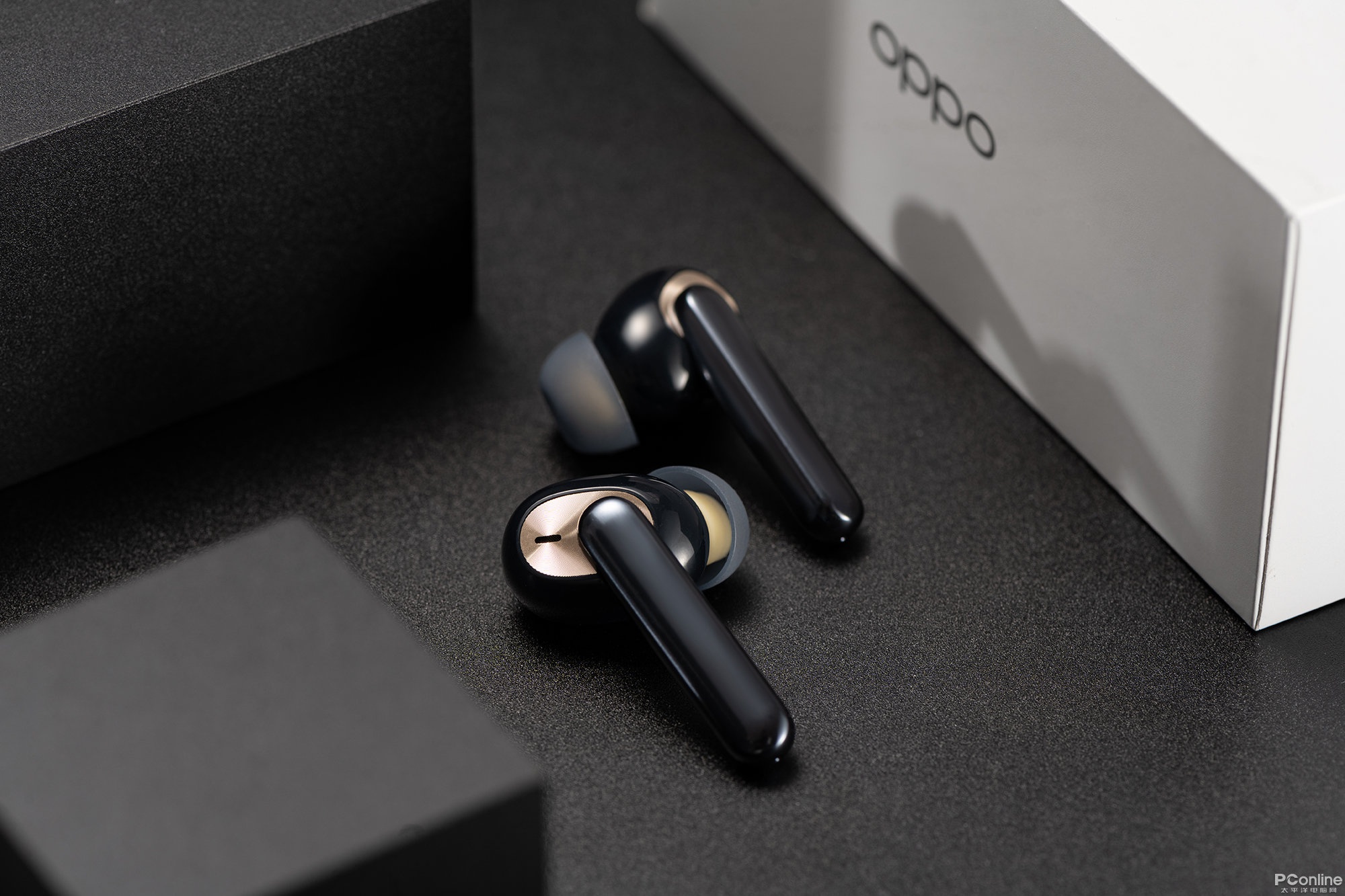 oppo enco w51羽黑色图赏:越级主动降噪能力