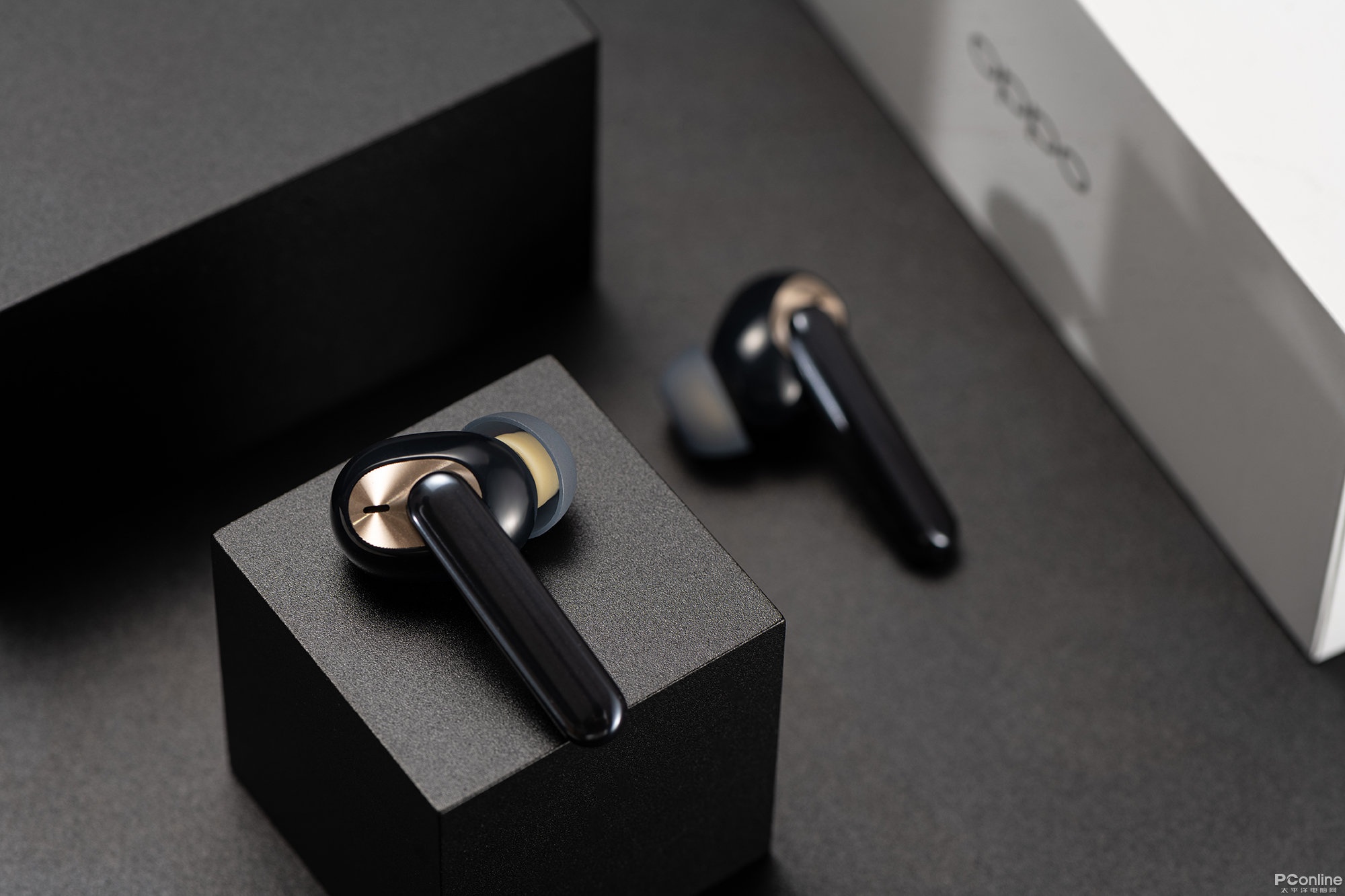 oppo enco w51羽黑色图赏:越级主动降噪能力__财经头条