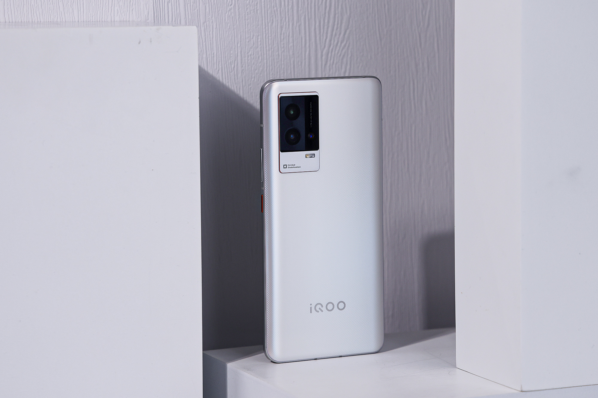 神奇的光致变色工艺 iqoo 8燃手机外观图赏__财经头条