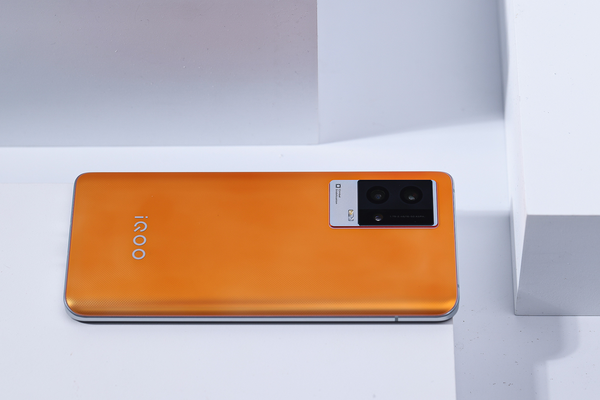 神奇的光致变色工艺 iqoo 8燃手机外观图赏|手机|变色|外观_新浪新闻