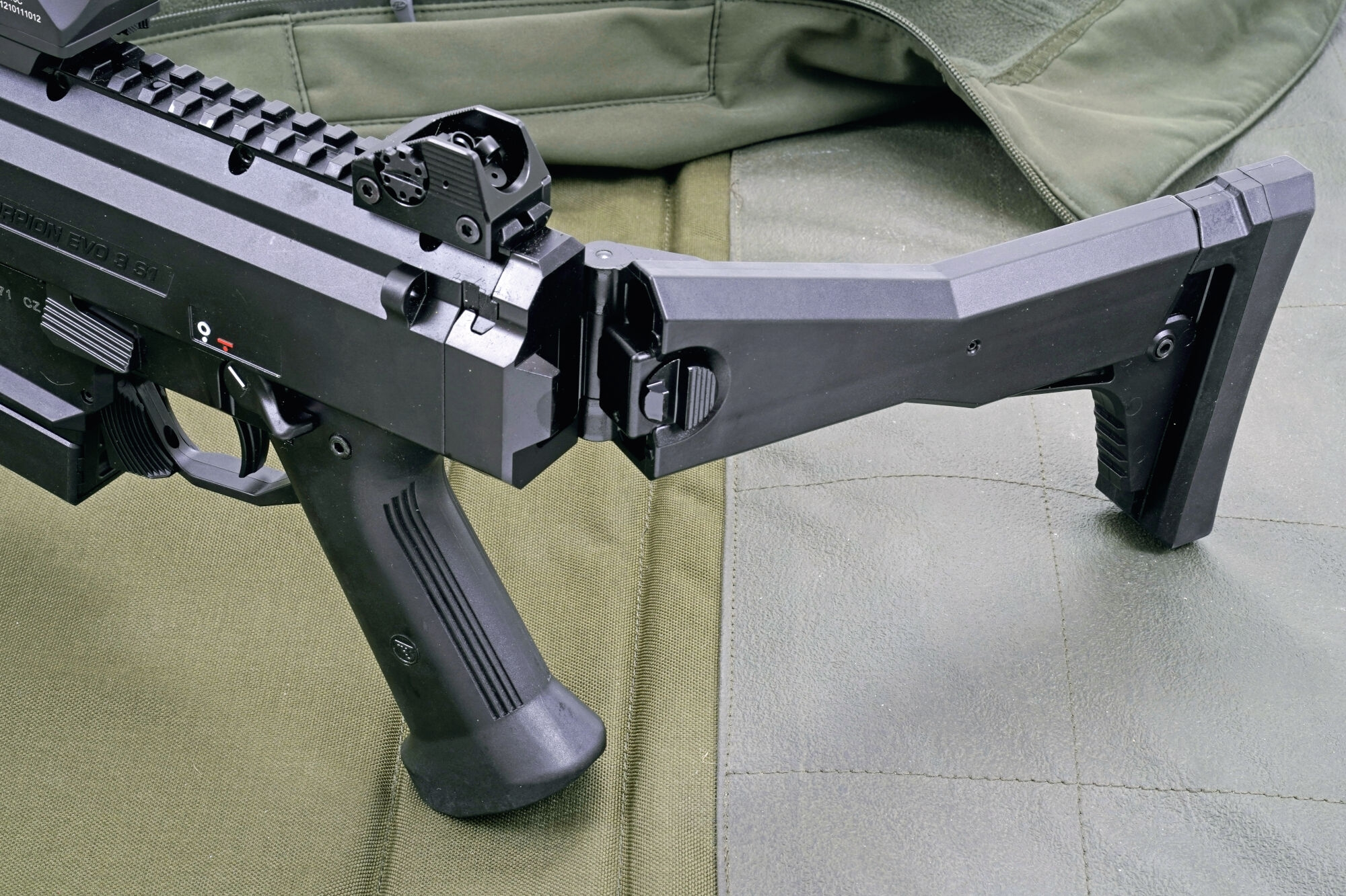 evo3蝎式冲锋枪这把冲锋枪很帅原型是三个枪械爱好者设计