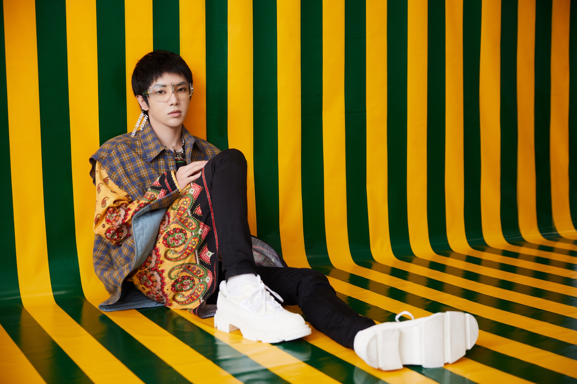 华晨宇解锁新造型,穿波西米亚风刺绣长裙,网友:太会穿了!