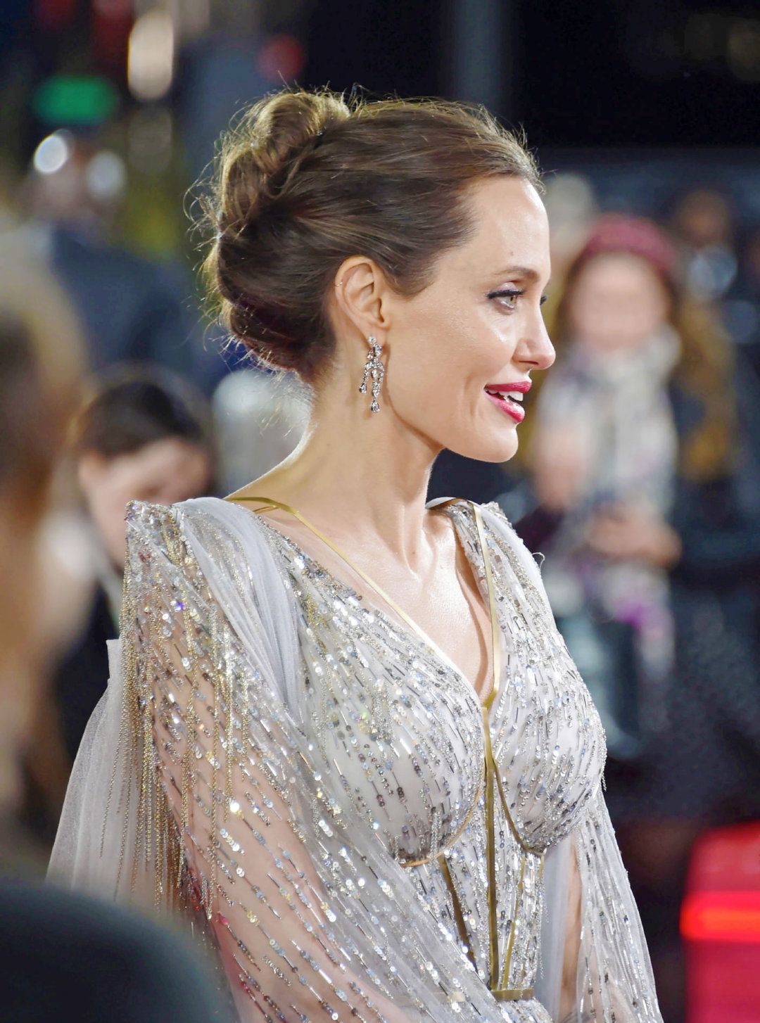 安吉丽娜·朱莉参加沉睡魔咒2伦敦首映礼,星河纱裙太美了!