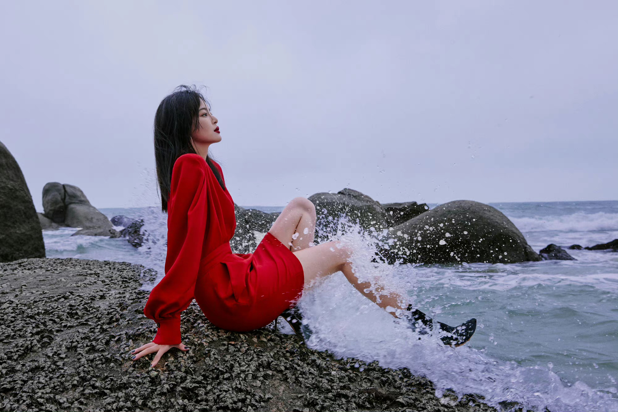 辛芷蕾最新复古写真!红裙配红唇明艳动人,气场全开又美又飒__财经头条