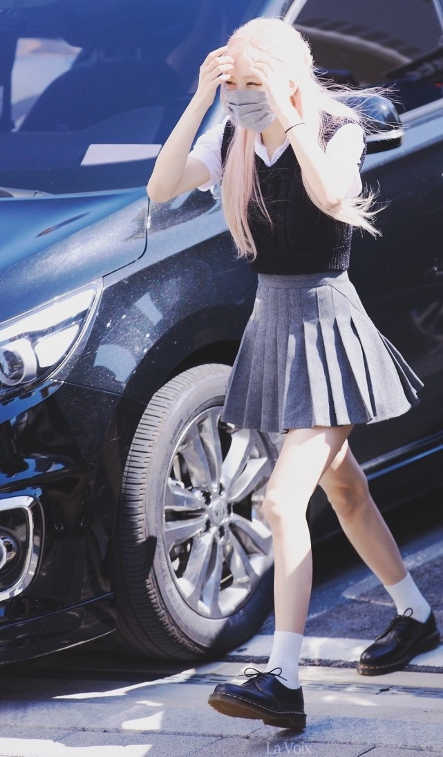 粉发的朴彩英好看黑色毛衣配百褶裙活力十足这筷子腿真优秀