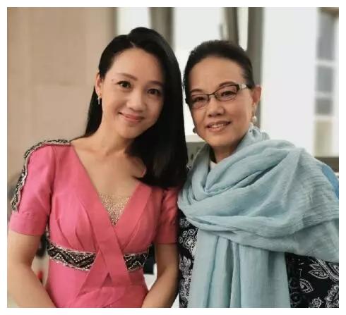 姜昆老婆近照曝光,素颜出镜气质优雅,姜昆书法,一万一尺不差钱