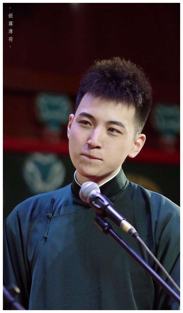 王九龙身高193,简直是模特身材,而且他白的发光,自带明星光环.