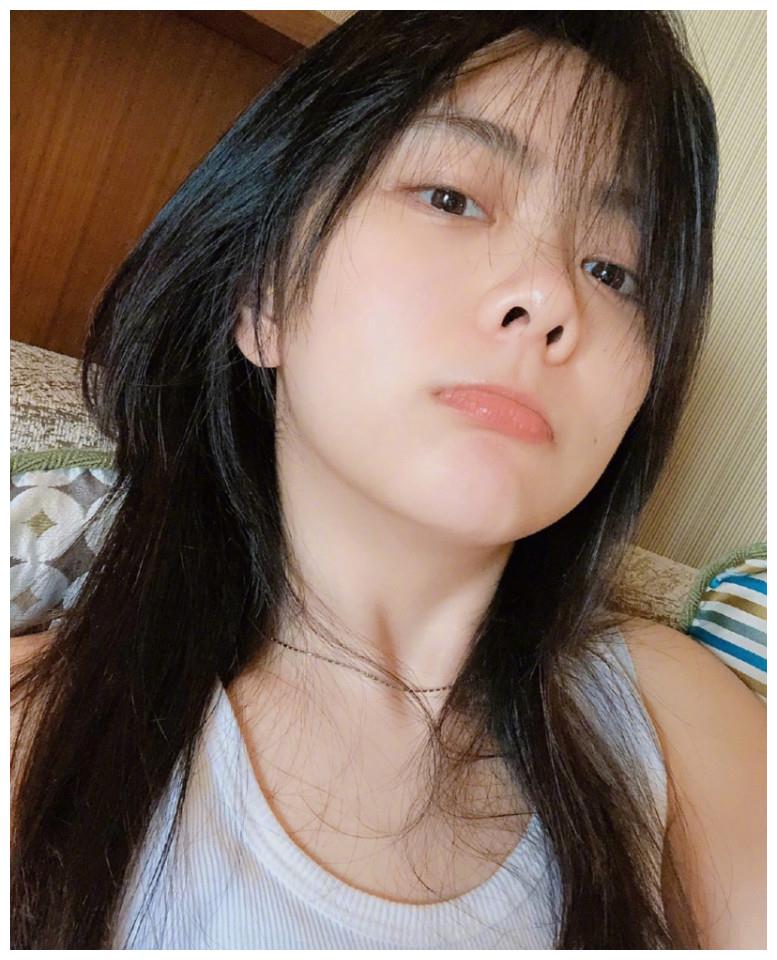美女影视明星谭松韵清晨起床自拍美照
