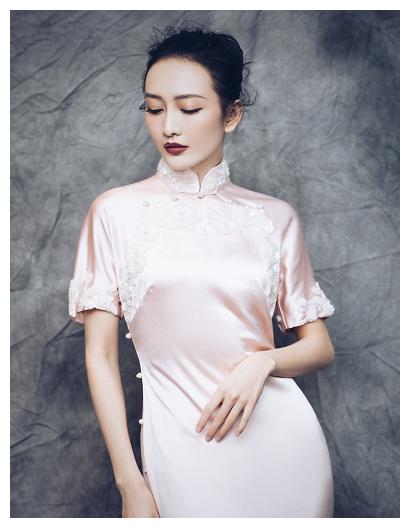 女星春晚着装红色成着装主流baby四套造型王鸥旗袍获赞