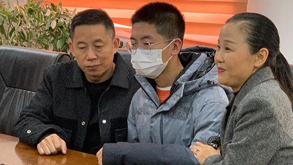 孙海洋长途跋涉接子回家，孙妈妈直播关闭打赏功能，网友要求带货休闲区蓝鸢梦想 - Www.slyday.coM