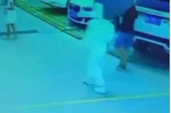 广西一大白飞踹核酸检测男子！警方回应：因排队纠纷男子先骂人休闲区蓝鸢梦想 - Www.slyday.coM