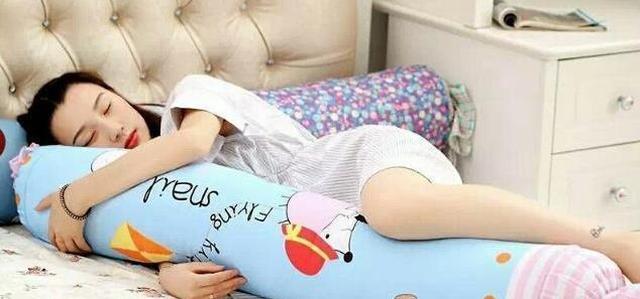 女生睡觉时为何喜欢"夹被子"?这3个原因,没什么不好意思的