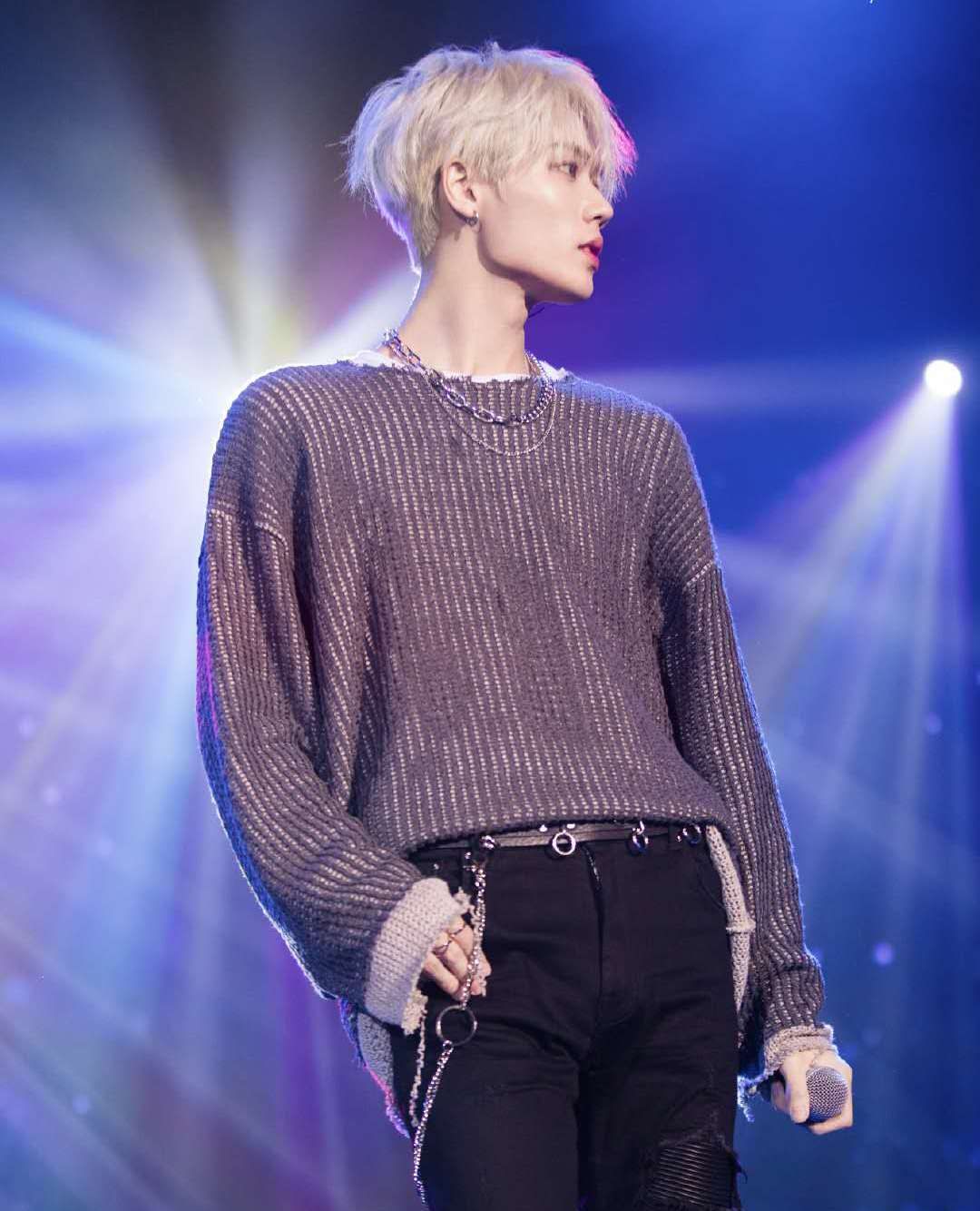 男星直角肩一览:金硕珍的宽肩男友力十足,神颜吴世勋身材也优越_高清