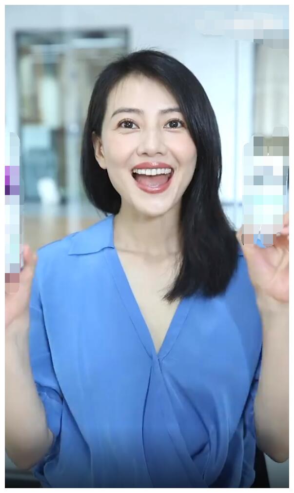 高圆圆营业婚戒不离手,苹果肌突出皱纹明显,旧照回眸一笑超惊艳