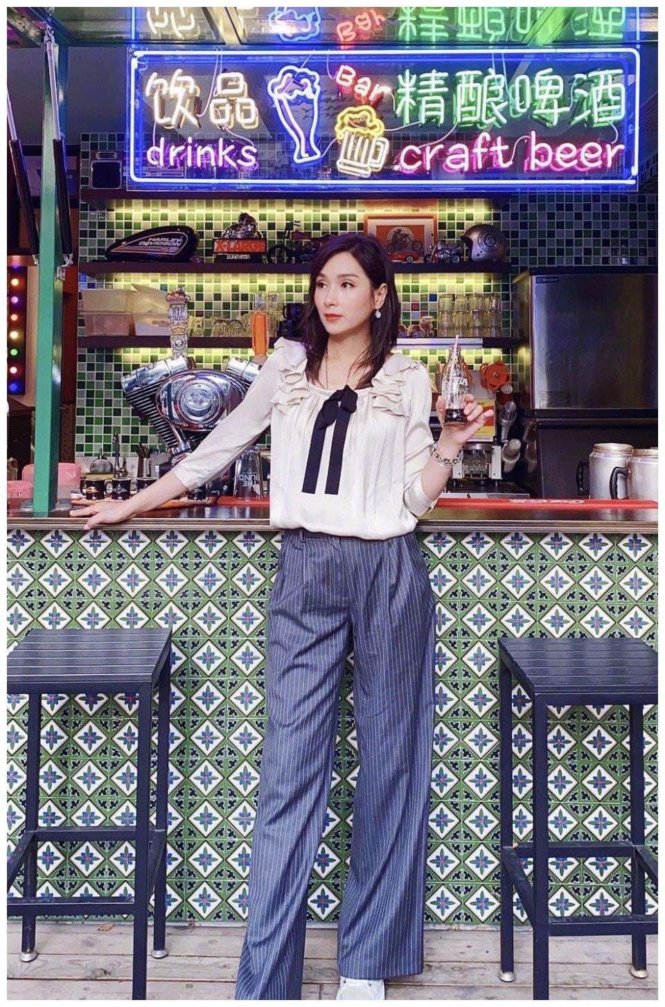 杨恭如46岁虽未婚但美得惊艳穿红色薄纱连衣裙亮相气质无敌了