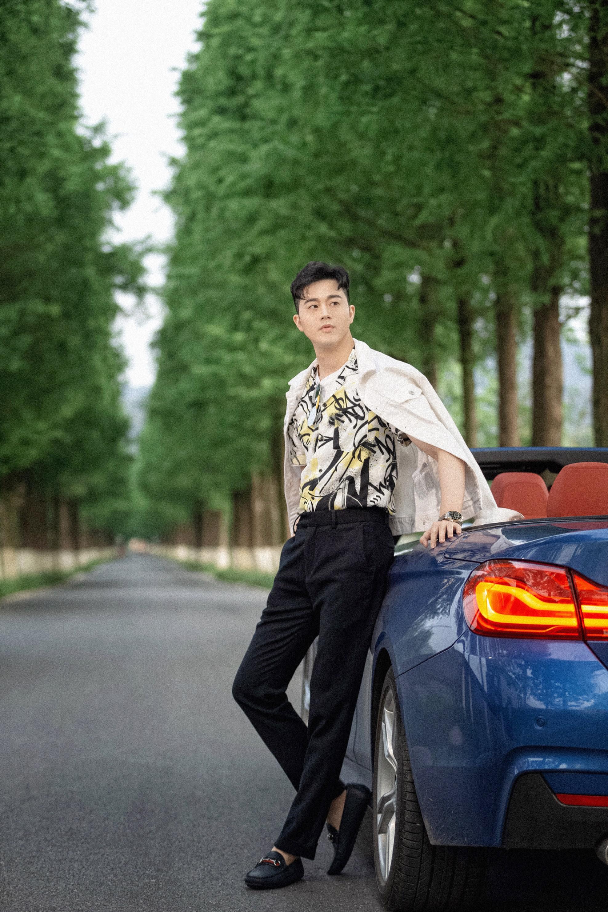 时尚作家朱小川拍摄时尚大片敞篷豪车彰显雅痞型男格调