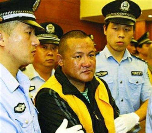 《征服》刘华强原型,现实中比电视上还狠,弟弟被欺负他手刃仇家 .