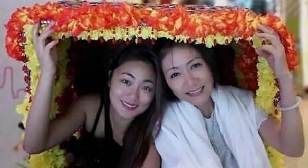 复古风造型怎么穿出高级感?看看童安格的女儿你就明白了__财经头条