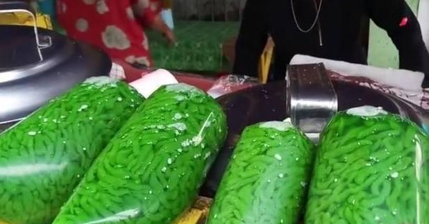 路边摊卖的“绿色小吃”，你敢吃吗？误以为是色素休闲区蓝鸢梦想 - Www.slyday.coM