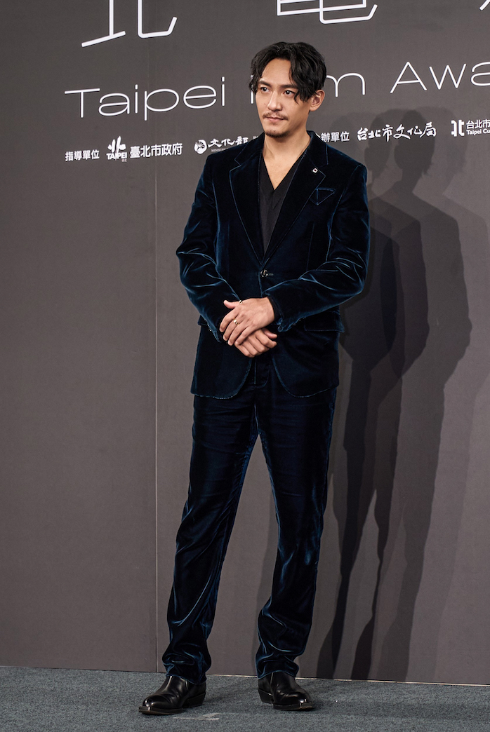 张震出席第23届台北电影奖 墨绿西服彰显成熟型男风范|张震|成熟型