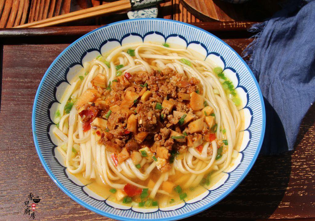 春天的早餐,儿子最馋这碗面,鲜辣美味,营养耐饿,吃不厌!