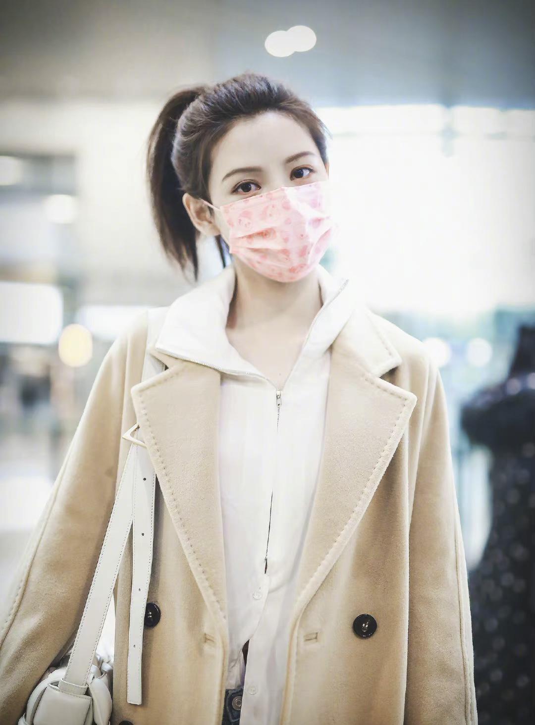 眼睛也是超级的漂亮,尽管戴着口罩,但是镜头下的张予曦,给人们传达出