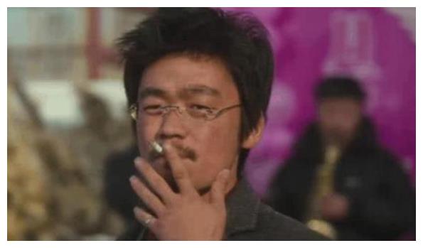 明星电影中的抽烟境界,刘德华不掉灰,王宝强的无奈,看到周星驰
