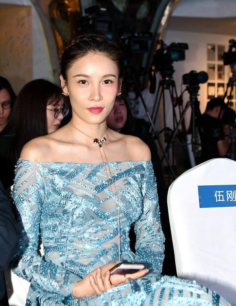 张蓝心美得自信,穿"宝石蓝"运动装不惧肤色黑,配玫红鞋真醒目__财经