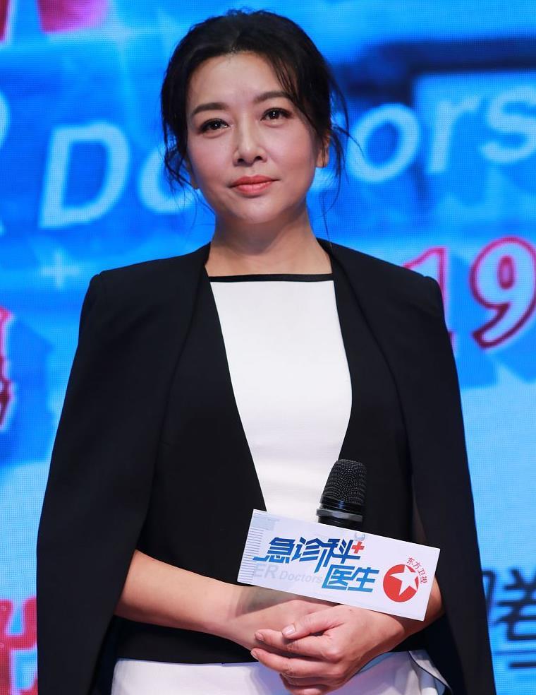 江珊穿黑西装真气派配白色简约连衣裙美得高级又气质优雅