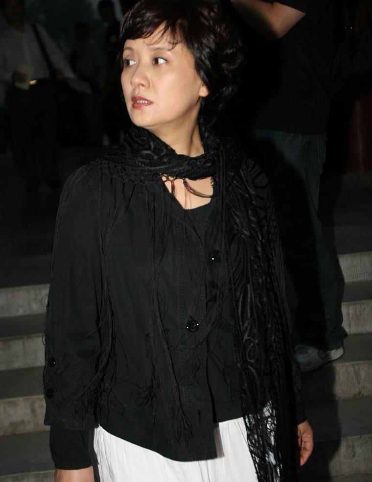 邓婕越老越时髦,穿黑衣,白裙配"流苏"围巾,大方又显优雅气质