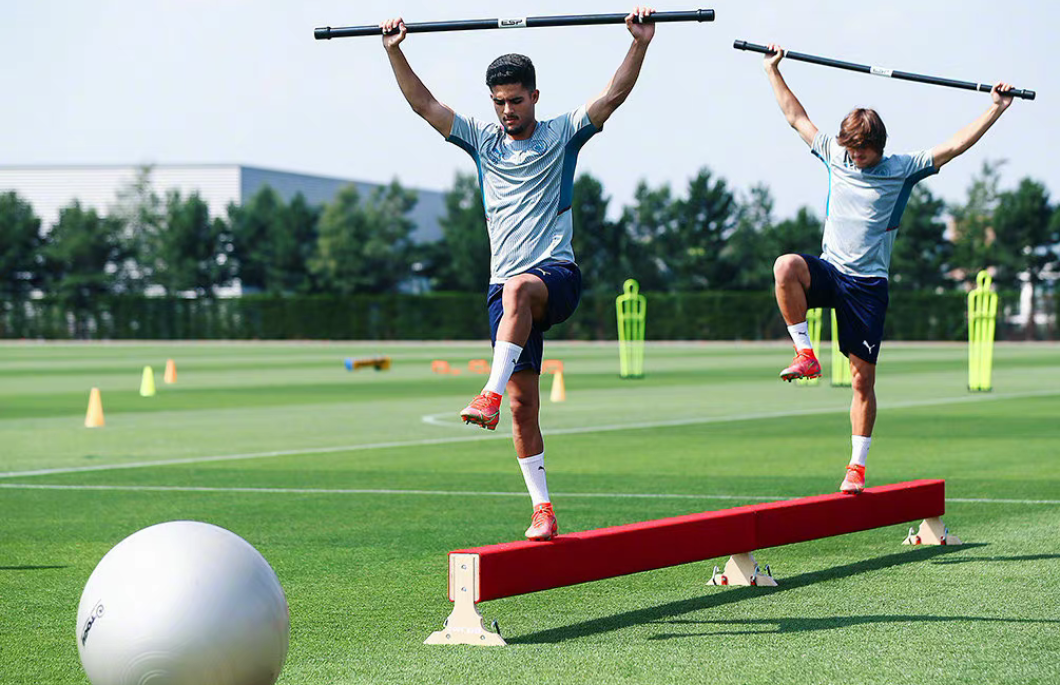 曼城足球俱乐部球员走平衡木练习,以此提升球员的平衡与协调能力