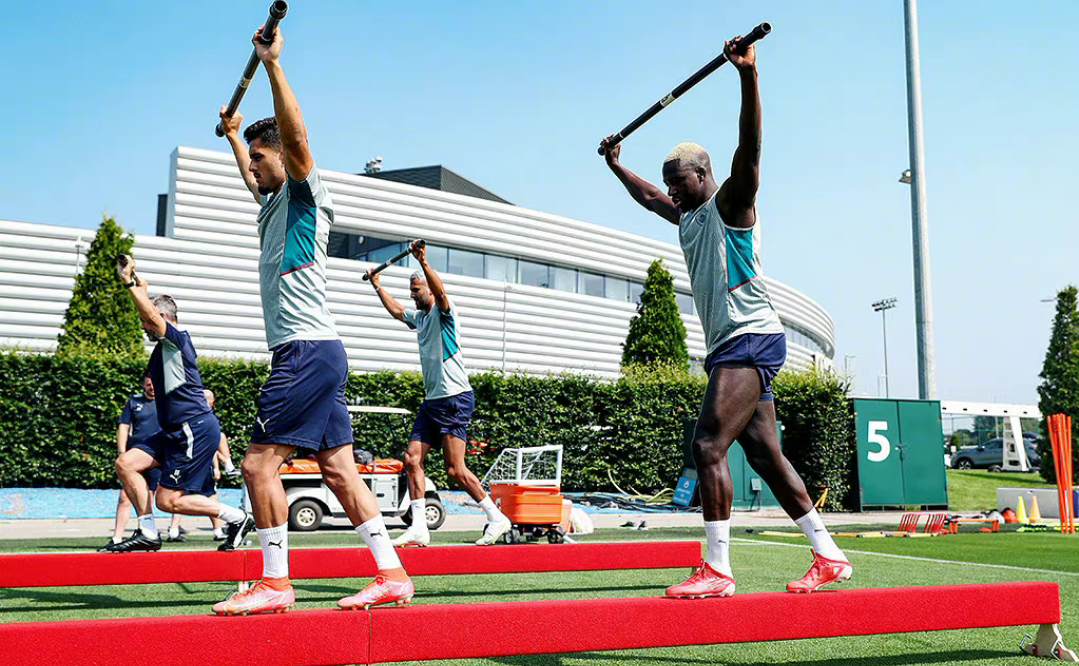 曼城足球俱乐部球员走平衡木练习,以此提升球员的平衡与协调能力