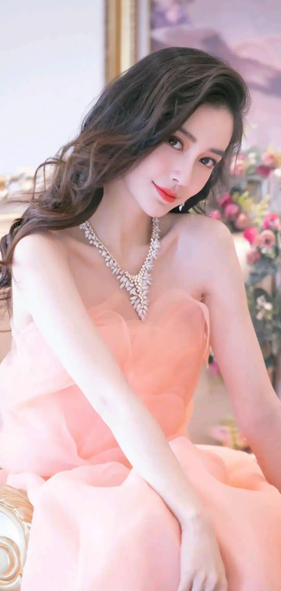 杨颖大波浪加粉色礼服,既优雅又美丽,楚楚动人!__财经头条