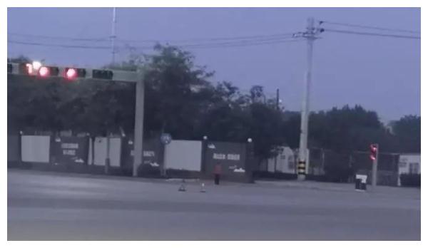 刚学会用微信的爷爷，发了第一条消息，孙女瞬间泪崩……休闲区蓝鸢梦想 - Www.slyday.coM