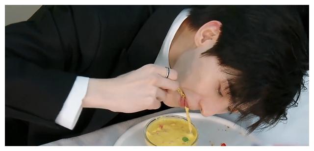 蔡徐坤上跑男首期节目组就被整,锁链吃饭偶像小生变油腻男