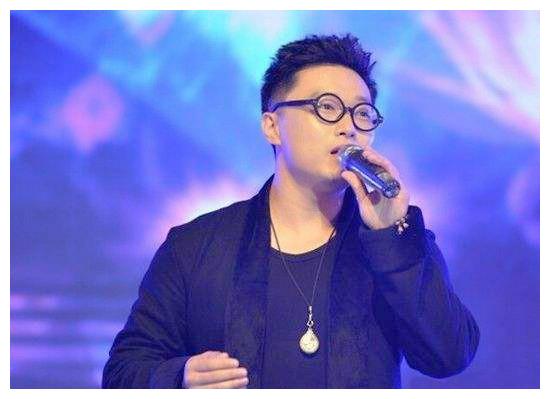 他就是徐誉滕,他为任贤齐,黄品源,安琥等歌手都创作了很多歌曲,像安琥