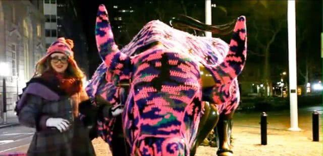 波兰一女子织毛衣上瘾,给自己房子穿上外套,家里全是毛衣装饰休闲区蓝鸢梦想 - Www.slyday.coM 波兰一女子织毛衣上瘾,给自己房子穿上外套,家里全是毛衣装饰休闲区蓝鸢梦想 - Www.slyday.coM