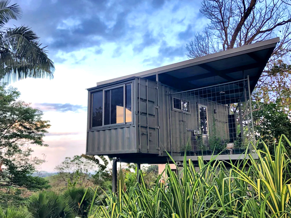 双层集装箱角楼度假屋