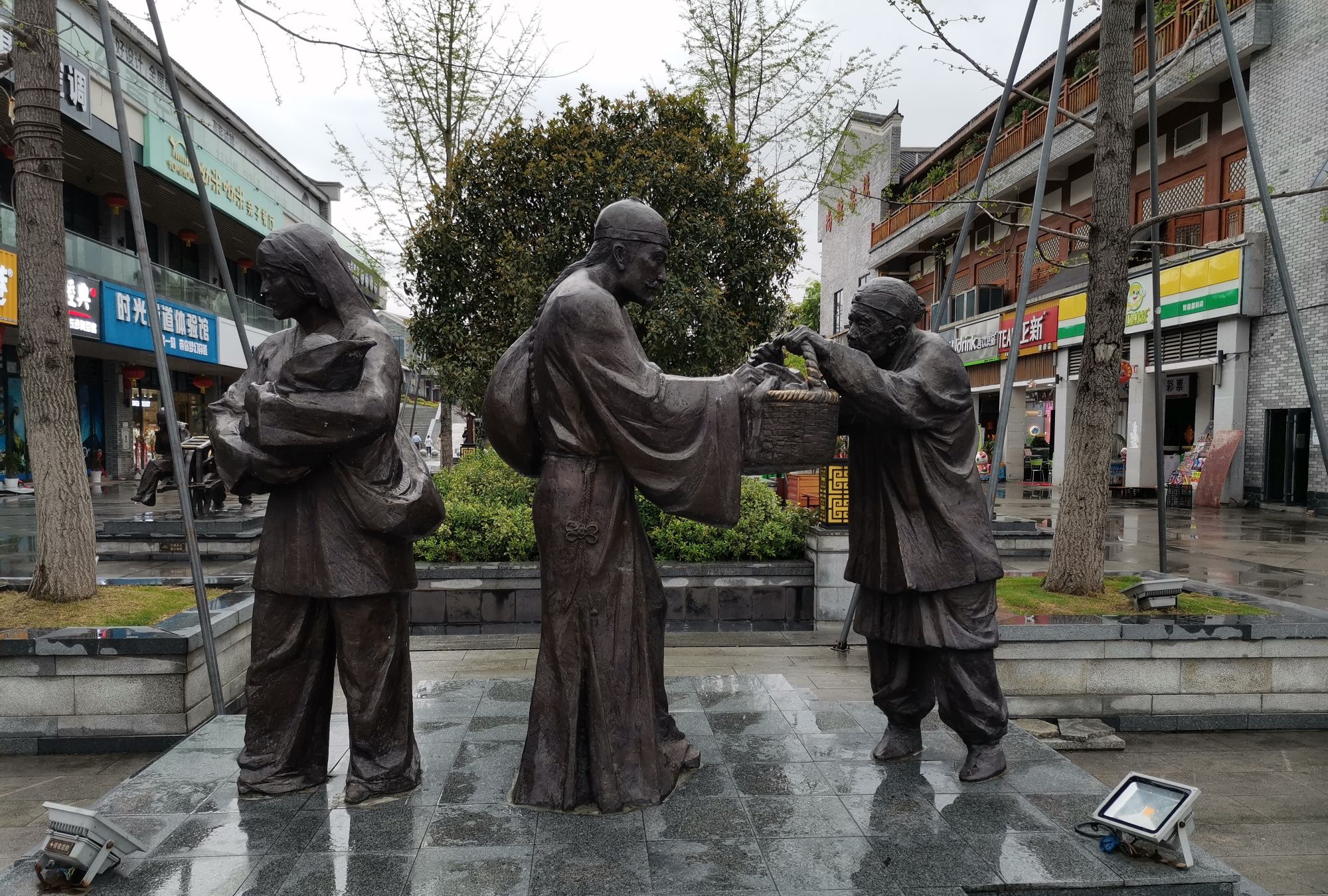 看麻城文化小镇移民雕像,心中感慨万千