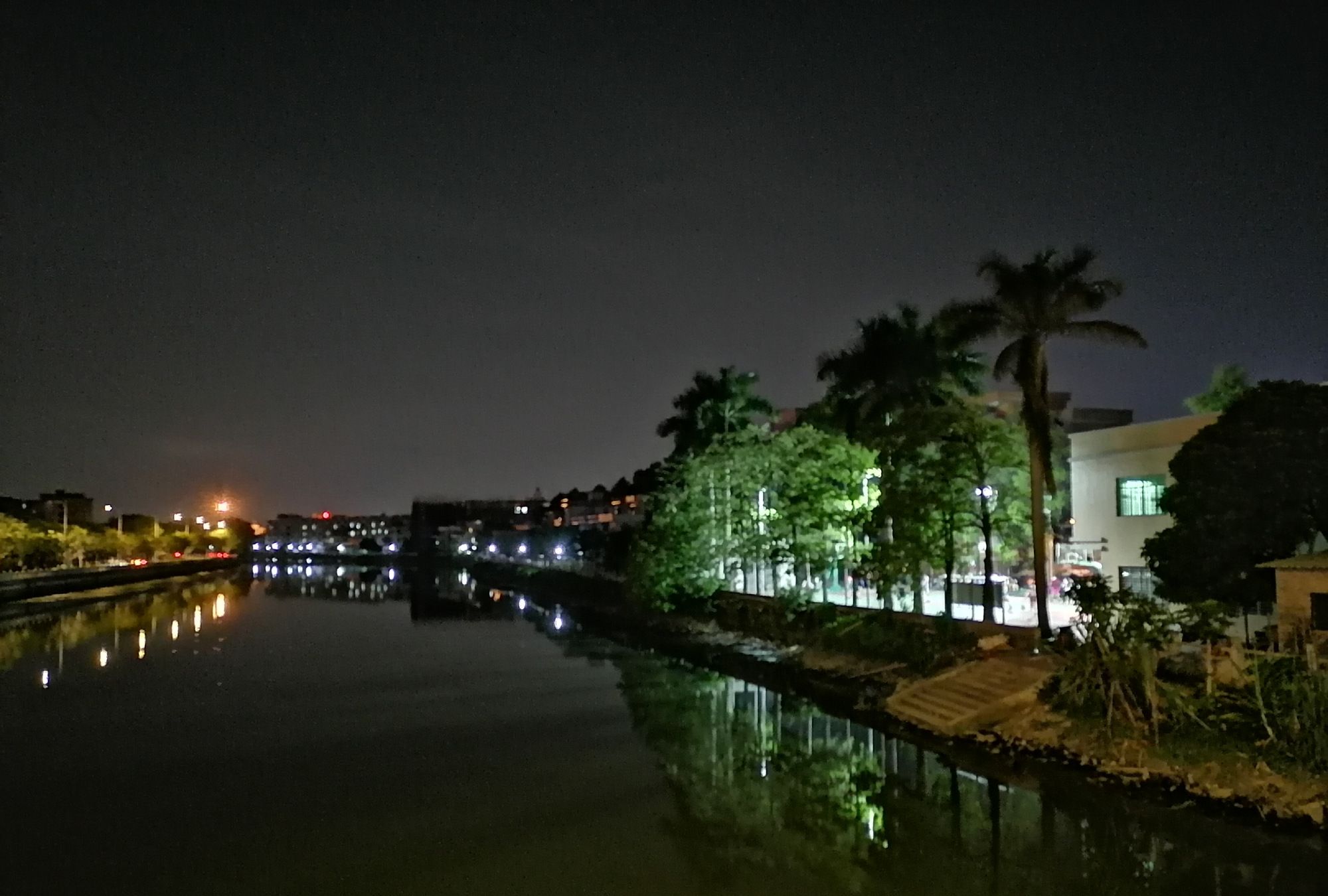 晚上出来散步,河水平静,拍摄夜景,倒影优美
