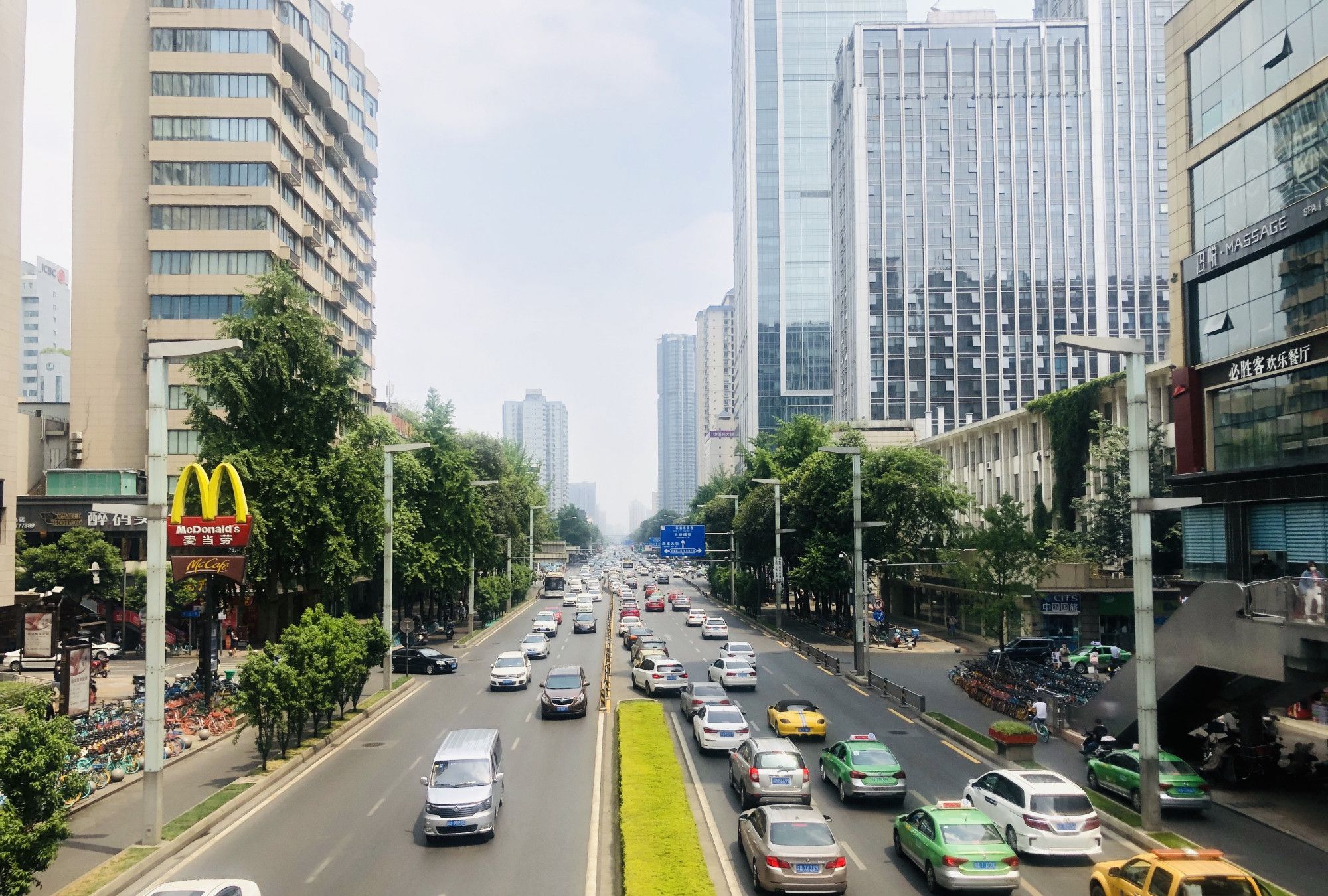 成都国际大都市,最繁华的街道,时尚,现代感十足!