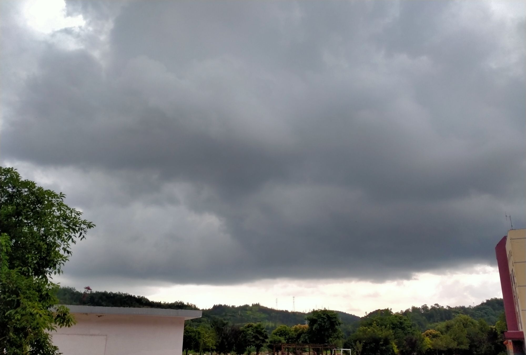 乌云密布,大雨倾盆的节奏